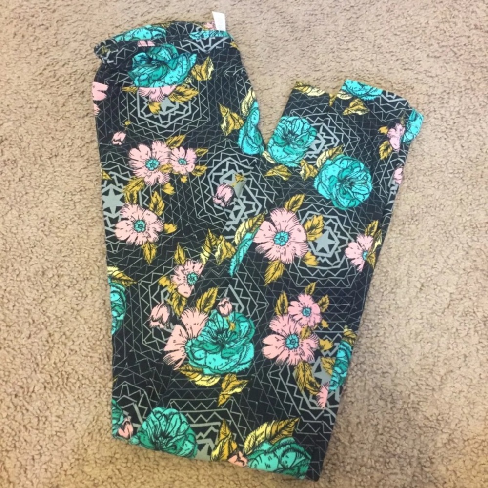 Lularoe Black Floral one size leggings